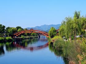 北京清河之洲公园水天一色 花草树木共绘水岸画卷