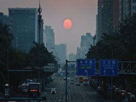 橘红太阳悬于街上 邂逅北京悬日之美