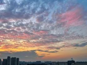 北京秋日晚霞温柔 将天空晕染出红橙渐变