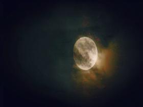 北京中秋夜彩云追月 月色朦胧