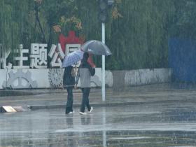河南汝州迎降雨 路面湿滑影响出行