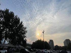 北京天空夕阳与鱼鳞云同框