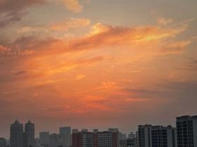 北京橘色晚霞上线 温柔了天空