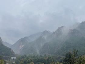 北京居庸关雨雾蒙蒙 远山如水墨画卷