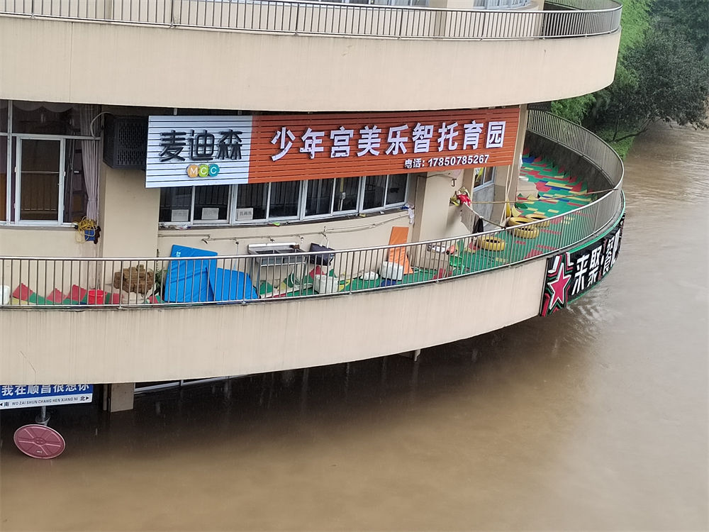 顺昌：受强降雨影响，顺昌城关富屯溪超警戒水位