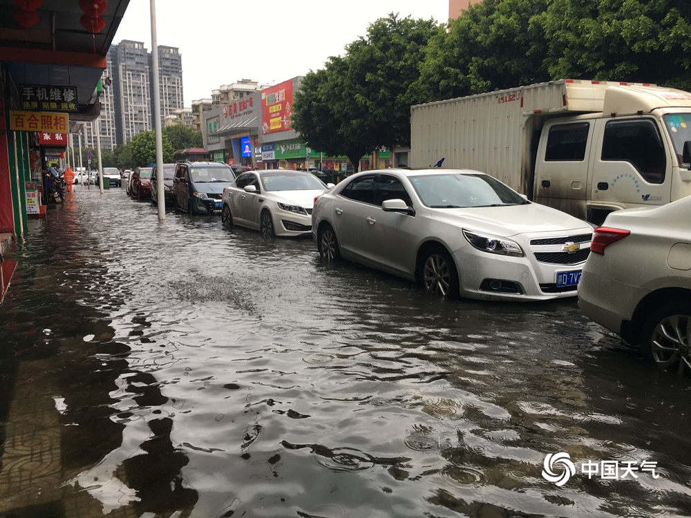 广东韶关曲江遭遇暴雨 城市街道车似行舟劈万波(1/7)