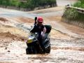 一摩托车陷在泥水中，进退两难（摄影：钟晓云）