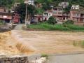 田林遭到强降雨，洪水横断通往村庄的路面（摄影：周厚霖）