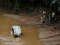 被洪水冲走的小车陷在河道里（摄影：刘英轶）
