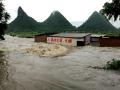 被淹的酒坊，上午9点30分时酒坊主人仍被困在屋内等待救援。（摄影：蒙泽）