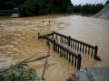 老子山景区旁一座水泥石桥被洪水冲毁（摄影：刘英轶）