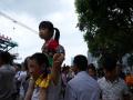 人山人海，一小女孩只能骑在爸爸肩膀上观看比赛（摄影：梁丽娜）