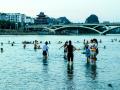 桂林持续高温天气，市民朋友纷纷戏水漓江（摄影：胡维）
