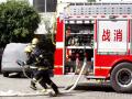 消防战士快速连接消防水栓（摄影：罗思泽）