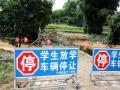洪水冲塌的金汀大桥导致车辆无法通行（摄影：李书宇）