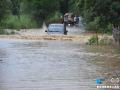 图为广西河池市罗城仫佬族自治县宝坛乡寨芹村一处低洼路段，车辆涉水通行。（新华网发 廖光福摄）