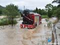 图为广西河池市罗城仫佬族自治县宝坛乡寨芹村，一辆消防车涉水前往灾区救援。（新华网发 廖光福摄）