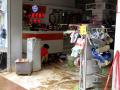 居民正清理店里的淤泥（摄影：简昳）