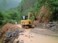 山洪、落石、道路塌方、滑坡让道路严重受创（摄影：简昳）