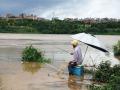 洪峰过境，市民“稳”坐江中钓鱼（摄影：刘英轶）
