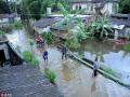 广西南宁一村庄被雨水浸泡 村民在水中吃住