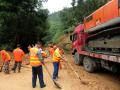 南丹至天峨路段塌方,公路局人员正在进行清理。（摄影：吴其仁）<br/>