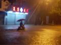 强降雨夜袭环江，市民骑着电车“过河”（摄影：梁丽娜）
