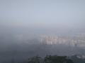 市区被浓雾包围（摄影：覃瑞丹）