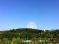 湛蓝天空下，摩天轮也慵懒地晒着太阳（摄影：唐晓珊）