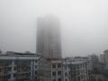 融安的高楼被大雾包围，若隐若现。（摄影：黄象）