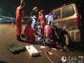 消防官兵破拆车辆救人