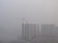 雾气缭绕中的高楼（摄影：孙小龙）