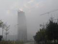 远处高楼雾气弥漫（摄影：孙小龙）