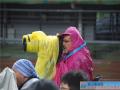因为天空中飘着小雨，不少记者的相机上都披上了雨衣。