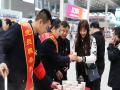 由于春运首日南宁天气阴冷，南宁铁路公安处民警特意准备了热腾腾的姜糖水，为匆匆赶车的旅客送去温暖。（摄影：刘英轶）