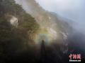 江西庐山风景区剪刀峡出现了瀑布云景观，继而又出现了“佛光”景观。