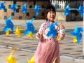 享受风车之乐的小女孩（摄影：潘一铭）