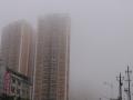 相临的楼房几乎完全消失在雾中（摄影：林金红）