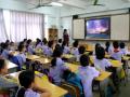北海市逸夫小学的同学们认真观看科普教育宣传片（摄影：陈思宇）