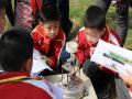 学生正在了解校园气象站雨量计数的原理（摄影：董州）