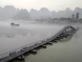 烟雾中，平乐桂江浮桥看不到头。（摄影：何建坤）