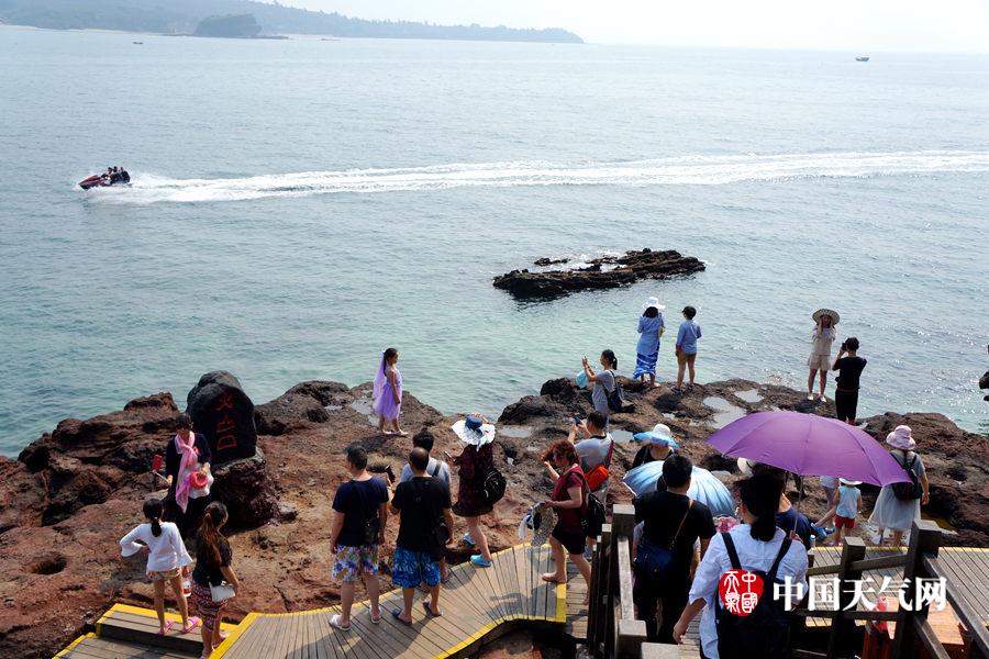 涠洲岛天晴朗旅客成群 广西高清图片 中国天气网