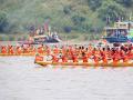 激赛中的龙舟船队（摄影：李新华）