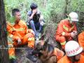消防官兵携带搜救犬搜寻被困人员。广西新闻网通讯员李苑君 陈华秀供图