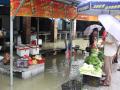 宜州：乡镇买卖摊点积水严重（摄影：陆德旺）