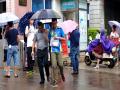 贵港降雨也降温，家长备好雨具接考生回家。（摄影：李新华）