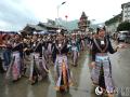 来自贵州台江的苗族群众在梯田文化节上巡游（摄影：潘志祥）