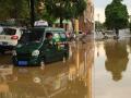 道路低洼处积水，车辆被泡。（摄影：苏庆红）