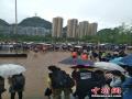 6月15日，暴雨导致六盘水师范学院低洼处积水。当日，受强降雨影响，贵州省六盘水市钟山区六盘水师范学院部分低洼处路面积水，学校组织环卫利用椅子在积水中临时搭“桥”，方便师生通行。中新社记者 钟欣 摄