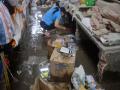 市场商户商品被泡（摄影：刘国平）